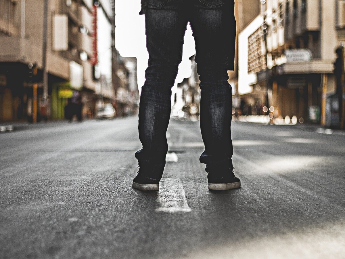 Je suis un homme debout dans le&nbsp;vent